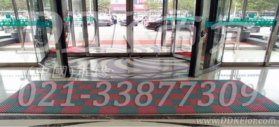 紅綠色，賓館旋轉(zhuǎn)門入口通道地面防滑鋪設材料樣板圖片,帝肯(DDK)_8200_900效果圖,塑料門墊,塑膠門墊,大門腳墊,模塊拼接式門墊,腳墊門墊,自動門地墊,進門地墊,進門腳墊,透水地墊,門前地墊,門前墊,門廳地毯,門廳地墊 ,門前腳墊,門廳腳墊,門前毯,門口地墊,門口地毯,門口防滑地墊,門口防滑地膠,門口防滑墊,門口腳墊,門口腳踏墊,門墊地墊,門墊,防滑門墊,入口防滑墊,入口防水地墊,出入口地墊