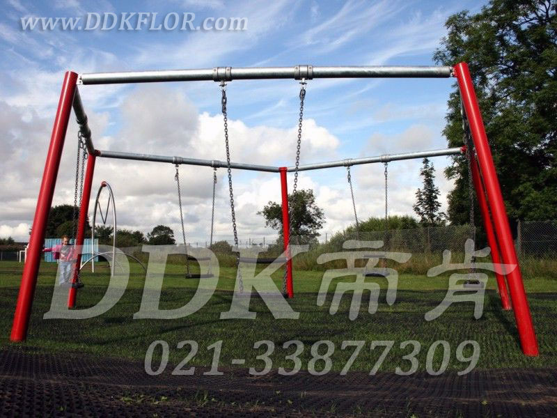 兒童健身游戲秋千區(qū)_草坪地面_黑色鋪裝樣板圖片，帝肯(DDK)_400_222效果圖，草坪保護(hù)墊