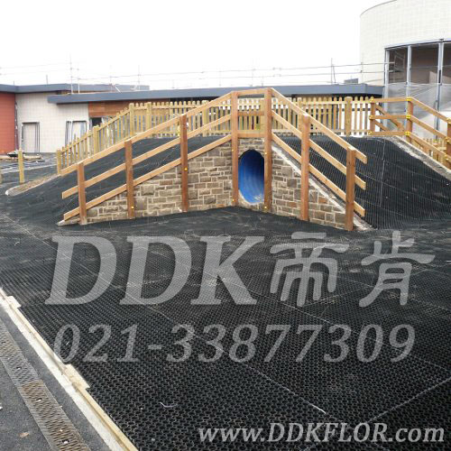 游樂(lè)主題區(qū)_戶外地面防摔_黑色鋪裝樣板圖片，帝肯(DDK)_400_222效果圖，戶外地毯,室外地毯,橡膠地毯