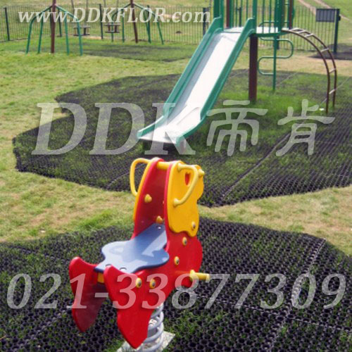 兒童滑梯游戲區(qū)草坪地面安全防護(hù)_黑色鋪裝樣板圖片，帝肯(DDK)_400_222效果圖，草坪保護(hù)墊,室外地膠,幼兒園室外地墊,幼兒園室外地膠,室外地毯,戶外網(wǎng)狀橡膠墊,戶外地膠,戶外地毯,戶外防滑墊,幼兒園地面防滑墊,幼兒園戶外地墊,幼兒園戶外地板,室外地墊