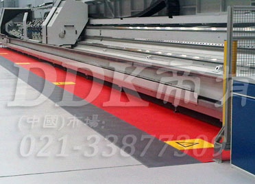 紅+灰_機(jī)床走道地面防滑地板材料鋪設(shè)樣板圖片,帝肯(DDK)_2000_9979(工業(yè)廠房車間地面材料)效果圖,維修車間地板,安全通道用地板,工業(yè)pvc地板,pvc工業(yè)地板,工業(yè)地板磚,工業(yè)地板,工業(yè)地板膠,工業(yè)地膠,工業(yè)塑膠地板,工業(yè)橡膠地板,工業(yè)防滑墊,pvc承重地板,耐重壓地板,工廠車間地膠,工廠車間地板革,車間pvc地板,車間塑膠地板,車間用地板膠,車間地板磚,車間地板,車間防砸地板,車間地膠墊,車間地面膠皮,倉(cāng)庫(kù)防潮地膠,倉(cāng)庫(kù)地板,防潮地板,防潮板,塑料拼裝地板,塑料拼接地板,塑料橡膠地毯,塑料地板