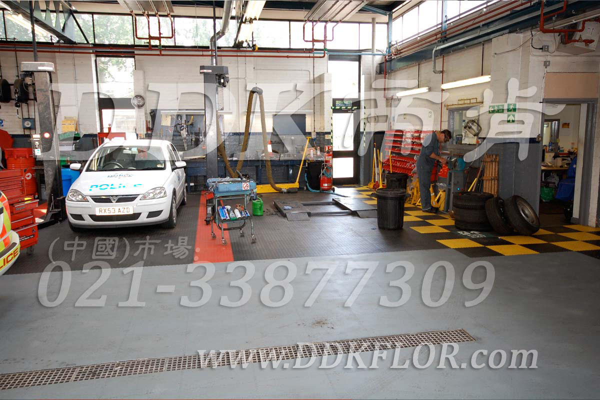 灰+紅+黃_車輛維修車間地面材料鋪裝樣板圖片,帝肯(DDK)_2000_9979(工業(yè)廠房車間地面材料)效果圖,維修車間地板,安全通道用地板,工業(yè)pvc地板,pvc工業(yè)地板,工業(yè)地板磚,工業(yè)地板,工業(yè)地板膠,工業(yè)地膠,工業(yè)塑膠地板,工業(yè)橡膠地板,工業(yè)防滑墊,pvc承重地板,耐重壓地板,工廠車間地膠,工廠車間地板革,車間pvc地板,車間塑膠地板,車間用地板膠,車間地板磚,車間地板,車間防砸地板,車間地膠墊,車間地面膠皮,倉(cāng)庫(kù)防潮地膠,倉(cāng)庫(kù)地板,防潮地板,防潮板,塑料拼裝地板,塑料拼接地板,塑料橡膠地毯,塑料地板