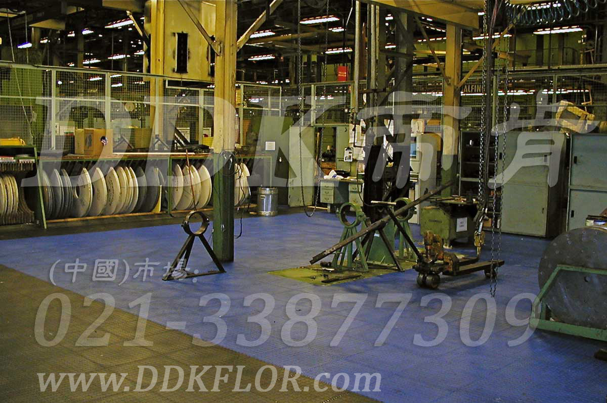 藍(lán)色+黑色_重機(jī)械車間地面保護(hù)地板材料樣板圖片,帝肯(DDK)_2000_9979(工業(yè)廠房車間地面材料)效果圖,維修車間地板,安全通道用地板,工業(yè)pvc地板,pvc工業(yè)地板,工業(yè)地板磚,工業(yè)地板,工業(yè)地板膠,工業(yè)地膠,工業(yè)塑膠地板,工業(yè)橡膠地板,工業(yè)防滑墊,pvc承重地板,耐重壓地板,工廠車間地膠,工廠車間地板革,車間pvc地板,車間塑膠地板,車間用地板膠,車間地板磚,車間地板,車間防砸地板,車間地膠墊,車間地面膠皮,倉(cāng)庫(kù)防潮地膠,倉(cāng)庫(kù)地板,防潮地板,防潮板,塑料拼裝地板,塑料拼接地板,塑料橡膠地毯,塑料地板