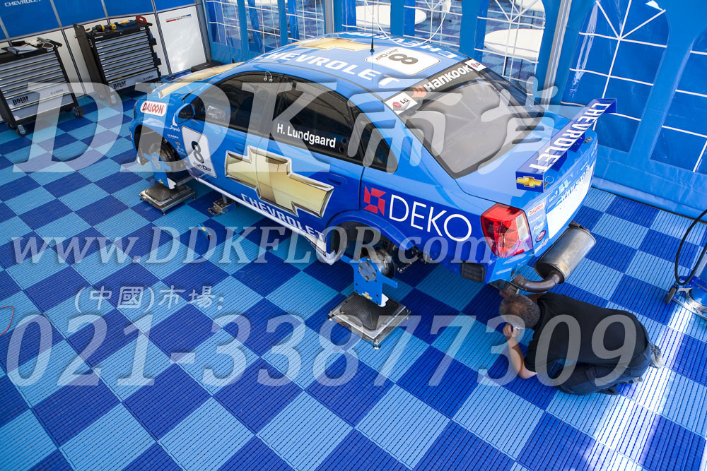 深藍+淺藍（2）_雪佛蘭汽車維修車間地板樣板圖片,帝肯(DDK)_7000_9979（維修車間地面材料）效果圖，pe戶外地板,pp防滑墊,塑料拼接地板,塑料拼裝地板,室外拼接地墊,室外鏤空拼裝地板,拼接地板,拼接式地墊,拼裝地墊,拼接式防滑墊,拼裝地板,拼裝地膠,模塊拼接式門墊,PVC拼接地墊,維修車間地板,車展地膠,車庫地板,車庫地墊,車庫地膠,車用防滑墊,車展地板,停車場防滑墊