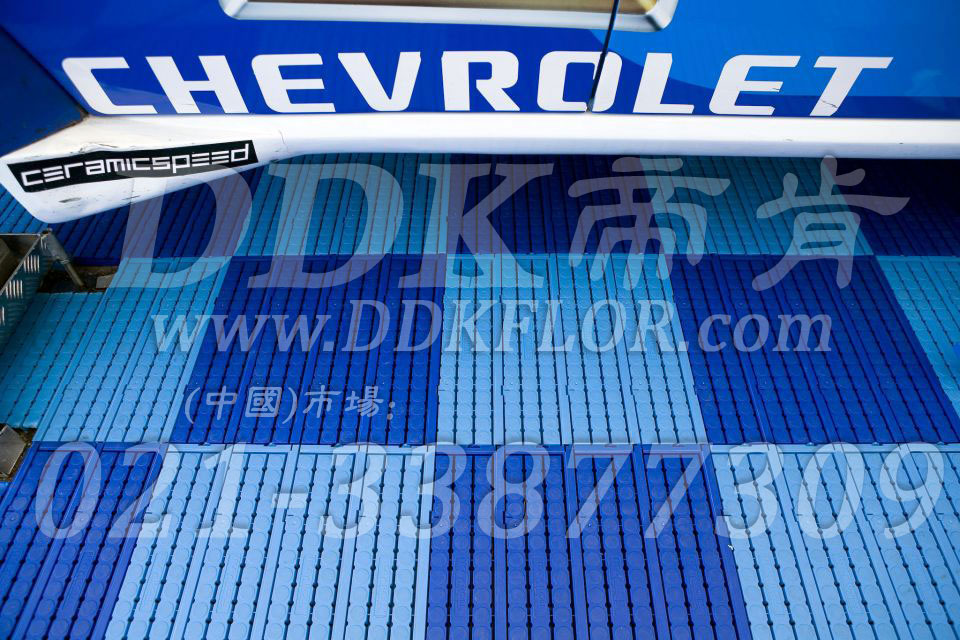 深藍+淺藍（3）_雪佛蘭汽車維修車間地板樣板圖片,帝肯(DDK)_7000_9979（維修車間地面材料）效果圖，pe戶外地板,pp防滑墊,塑料拼接地板,塑料拼裝地板,室外拼接地墊,室外鏤空拼裝地板,拼接地板,拼接式地墊,拼裝地墊,拼接式防滑墊,拼裝地板,拼裝地膠,模塊拼接式門墊,PVC拼接地墊,維修車間地板,車展地膠,車庫地板,車庫地墊,車庫地膠,車用防滑墊,車展地板,停車場防滑墊
