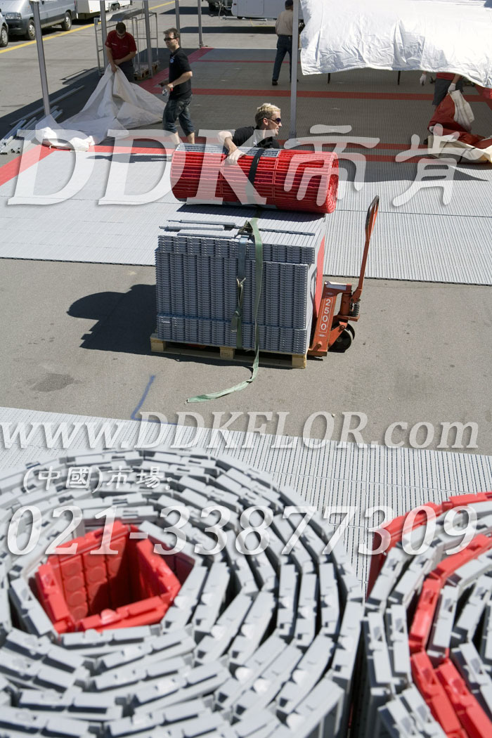 紅+灰（1）_戶外展會運動賽事帳篷地面材料樣板圖片,帝肯(DDK)_7000_600（篷房地面材料）效果圖，移動篷房用地板,pvc活動地板,pe戶外地板,戶外地磚,戶外地板,戶外塑料地板,戶外防滑墊,塑料戶外地板,pvc戶外地板,pvc承重地板,室外地坪,室外地墊,室外地板膠,室外地磚,室外地膠,室外塑料地板,室外塑料地毯,室外塑膠地板,室外拼接地墊,室外橡膠地板,室外環(huán)保地板,室外防滑地墊,室外防滑墊,展會地板,展會地膠,展銷會專用地板,可拼接展會塑膠地板,會展地板,展臺地板,車展地板,車展地膠,塑料拼接地板,塑料拼裝地板,PVC拼接地墊,拼接地板,拼接式地墊,拼裝地墊,拼裝地板,拼裝地膠,室外鏤空拼裝地板,組合式地墊