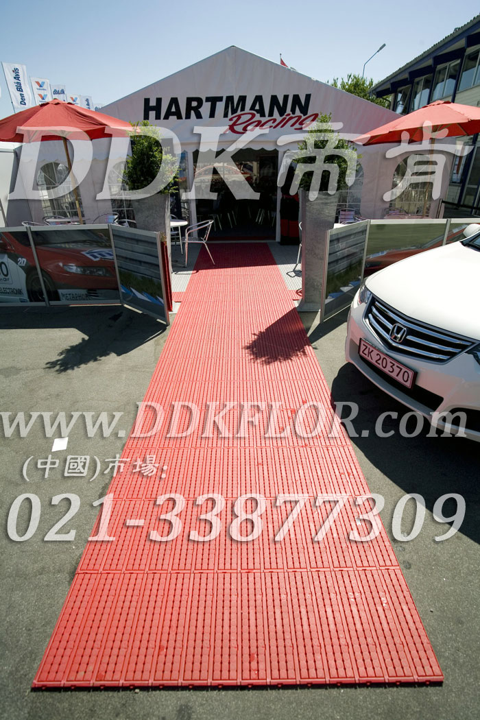 紅+灰（2）_戶外展會運動賽事帳篷地面材料樣板圖片,帝肯(DDK)_7000_600（篷房地面材料）效果圖，移動篷房用地板,pvc活動地板,pe戶外地板,戶外地磚,戶外地板,戶外塑料地板,戶外防滑墊,塑料戶外地板,pvc戶外地板,pvc承重地板,室外地坪,室外地墊,室外地板膠,室外地磚,室外地膠,室外塑料地板,室外塑料地毯,室外塑膠地板,室外拼接地墊,室外橡膠地板,室外環(huán)保地板,室外防滑地墊,室外防滑墊,展會地板,展會地膠,展銷會專用地板,可拼接展會塑膠地板,會展地板,展臺地板,車展地板,車展地膠,塑料拼接地板,塑料拼裝地板,PVC拼接地墊,拼接地板,拼接式地墊,拼裝地墊,拼裝地板,拼裝地膠,室外鏤空拼裝地板,組合式地墊