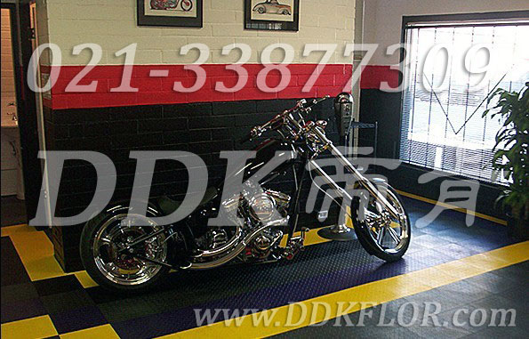 藏藍(lán)+黃色_摩托車展廳地面鋪設(shè)材料樣板圖片,帝肯(DDK)_3000_680（展會地板材料）效果圖,摩托車展臺,會展地板,可拼接展會塑膠地板,展會地板,展會地膠,展廳塑料格柵,展廳展車地墊,展臺地板,展銷會專用地板,摩托車展臺,汽車4s店卡扣展示板,汽車展廳地墊,汽車展廳地板,汽車展臺,汽車展示地墊,車型展示板,車展地板,車展地膠