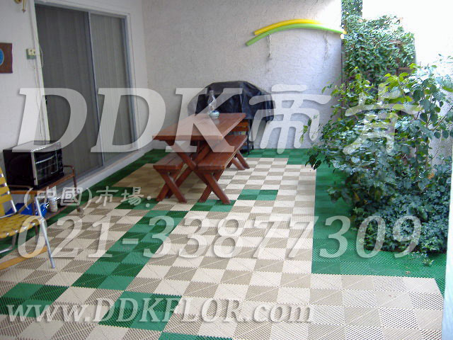 綠+灰_別墅花園地面材料鋪設樣板圖片,帝肯(DDK)_8100_T550（室外花園地面材料）效果圖，戶外地磚,戶外地板,戶外花園地磚,pvc戶外地板,塑料戶外地板,幼兒園戶外地墊,幼兒園戶外地板,戶外地墊,戶外地毯,戶外地膠,戶外塑料地板,戶外塑膠地毯,戶外花園地板,戶外草坪地墊,戶外防滑墊,花園戶外地板,陽臺戶外地板,入戶花園地板,入戶花園地面,室外花園地磚,花園地板磚,露臺花園裝修,室外地板膠,室外地磚,室外地膠,室外塑料地板,室外塑膠地板,室外鏤空拼裝地板,室外防水地板,室外防滑地墊,室外生態(tài)地板,室外環(huán)保地板,室外防腐地板,室外陽臺地板,室外陽臺磚,室外露臺地磚,室外露臺裝修,幼兒園室外地膠