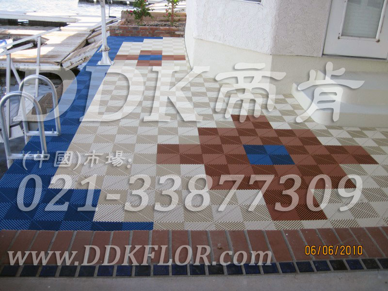 室外水岸邊_藍白咖啡色相拼_地面防滑塑膠地磚材料樣板圖片,帝肯(DDK)_8100_T550（室外花園地面材料）效果圖，戶外地磚,戶外地板,戶外花園地磚,pvc戶外地板,塑料戶外地板,幼兒園戶外地墊,幼兒園戶外地板,戶外地墊,戶外地毯,戶外地膠,戶外塑料地板,戶外塑膠地毯,戶外花園地板,戶外草坪地墊,戶外防滑墊,花園戶外地板,陽臺戶外地板,入戶花園地板,入戶花園地面,室外花園地磚,花園地板磚,露臺花園裝修,室外地板膠,室外地磚,室外地膠,室外塑料地板,室外塑膠地板,室外鏤空拼裝地板,室外防水地板,室外防滑地墊,室外生態(tài)地板,室外環(huán)保地板,室外防腐地板,室外陽臺地板,室外陽臺磚,室外露臺地磚,室外露臺裝修,幼兒園室外地膠