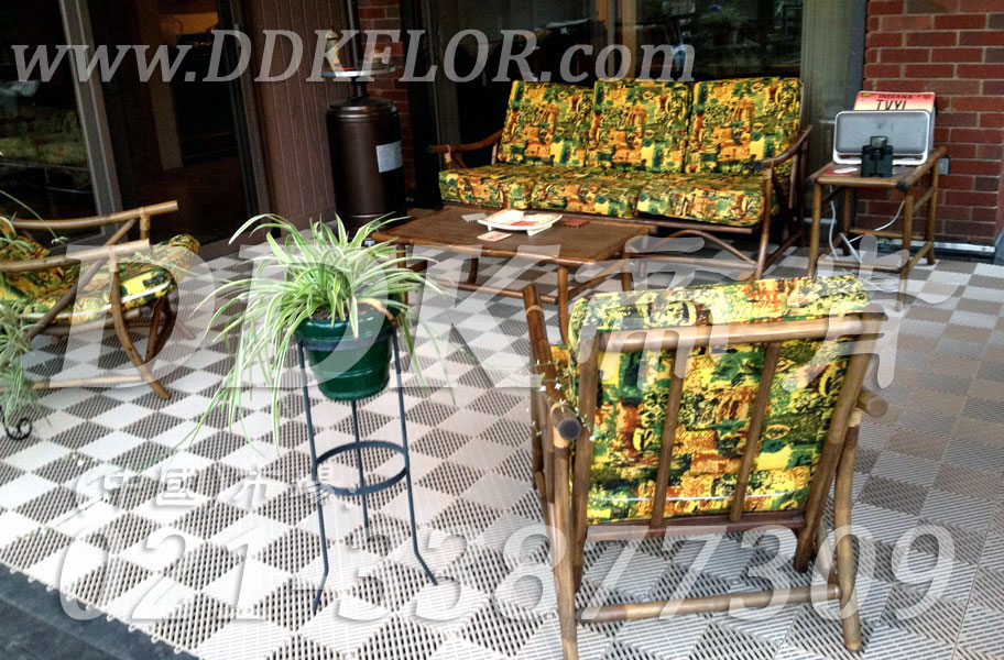 白色_室外花園露臺地面鋪裝材料樣板圖片,帝肯(DDK)_8100_T550（室外花園地面材料）效果圖，戶外地磚,戶外地板,戶外花園地磚,pvc戶外地板,塑料戶外地板,幼兒園戶外地墊,幼兒園戶外地板,戶外地墊,戶外地毯,戶外地膠,戶外塑料地板,戶外塑膠地毯,戶外花園地板,戶外草坪地墊,戶外防滑墊,花園戶外地板,陽臺戶外地板,入戶花園地板,入戶花園地面,室外花園地磚,花園地板磚,露臺花園裝修,室外地板膠,室外地磚,室外地膠,室外塑料地板,室外塑膠地板,室外鏤空拼裝地板,室外防水地板,室外防滑地墊,室外生態(tài)地板,室外環(huán)保地板,室外防腐地板,室外陽臺地板,室外陽臺磚,室外露臺地磚,室外露臺裝修,幼兒園室外地膠