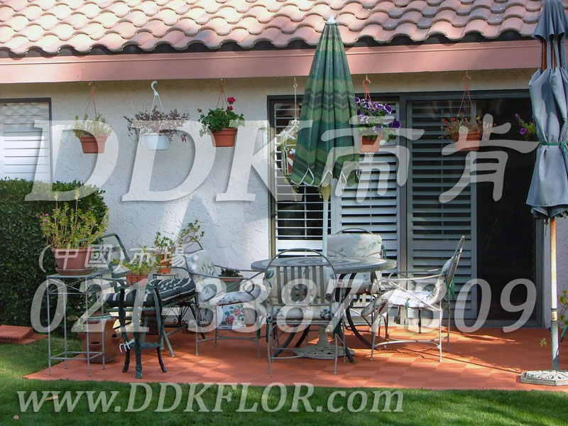 紅磚色_別墅室外花園地面鋪裝樣板圖片,帝肯(DDK)_8100_T550（室外花園地面材料）效果圖，戶外地磚,戶外地板,戶外花園地磚,pvc戶外地板,塑料戶外地板,幼兒園戶外地墊,幼兒園戶外地板,戶外地墊,戶外地毯,戶外地膠,戶外塑料地板,戶外塑膠地毯,戶外花園地板,戶外草坪地墊,戶外防滑墊,花園戶外地板,陽臺戶外地板,入戶花園地板,入戶花園地面,室外花園地磚,花園地板磚,露臺花園裝修,室外地板膠,室外地磚,室外地膠,室外塑料地板,室外塑膠地板,室外鏤空拼裝地板,室外防水地板,室外防滑地墊,室外生態(tài)地板,室外環(huán)保地板,室外防腐地板,室外陽臺地板,室外陽臺磚,室外露臺地磚,室外露臺裝修,幼兒園室外地膠