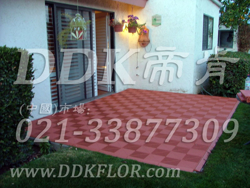 紅磚色（2）_別墅室外花園地面鋪裝樣板圖片,帝肯(DDK)_8100_T550（室外花園地面材料）效果圖，戶外地磚,戶外地板,戶外花園地磚,pvc戶外地板,塑料戶外地板,幼兒園戶外地墊,幼兒園戶外地板,戶外地墊,戶外地毯,戶外地膠,戶外塑料地板,戶外塑膠地毯,戶外花園地板,戶外草坪地墊,戶外防滑墊,花園戶外地板,陽臺戶外地板,入戶花園地板,入戶花園地面,室外花園地磚,花園地板磚,露臺花園裝修,室外地板膠,室外地磚,室外地膠,室外塑料地板,室外塑膠地板,室外鏤空拼裝地板,室外防水地板,室外防滑地墊,室外生態(tài)地板,室外環(huán)保地板,室外防腐地板,室外陽臺地板,室外陽臺磚,室外露臺地磚,室外露臺裝修,幼兒園室外地膠