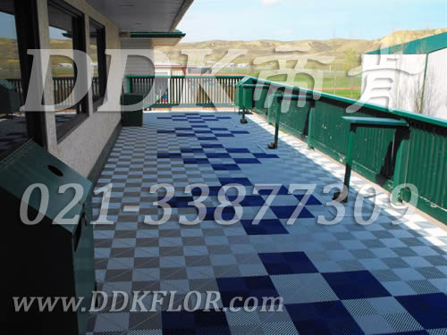 灰白色+藍(lán)色_露臺地面處理材料鋪裝圖樣板圖片,帝肯(DDK)_8100_T500（露天陽臺地面材料）效果圖,別墅陽臺地板,別墅陽臺裝修,室外陽臺地板,室外陽臺磚,室外露臺地磚,室外露臺裝修,舞臺地板,陽臺地板磚,陽臺地磚裝修,陽臺戶外地板,陽臺拼裝地板,陽臺裝修,露臺地板,露臺地磚,露臺地面裝修,露臺拼接地板,露臺花園裝修,露臺防滑地板,露臺防滑地磚,頂樓露臺裝修,室外生態(tài)地板,室外環(huán)保地板,室外防腐地板