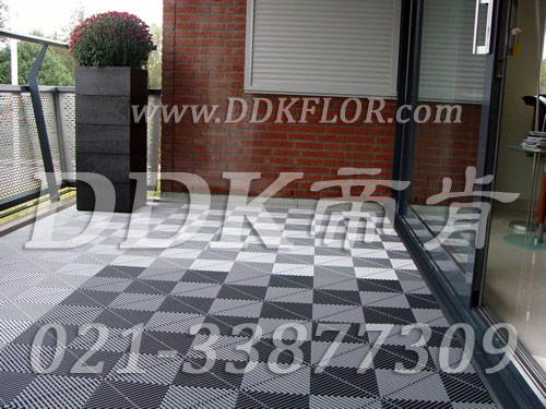 灰白色地面鋪設(shè)_露天陽臺地磚效果圖樣板圖片,帝肯(DDK)_8100_T500（露天陽臺地面材料）效果圖,別墅陽臺地板,別墅陽臺裝修,室外陽臺地板,室外陽臺磚,室外露臺地磚,室外露臺裝修,舞臺地板,陽臺地板磚,陽臺地磚裝修,陽臺戶外地板,陽臺拼裝地板,陽臺裝修,露臺地板,露臺地磚,露臺地面裝修,露臺拼接地板,露臺花園裝修,露臺防滑地板,露臺防滑地磚,頂樓露臺裝修,室外生態(tài)地板,室外環(huán)保地板,室外防腐地板