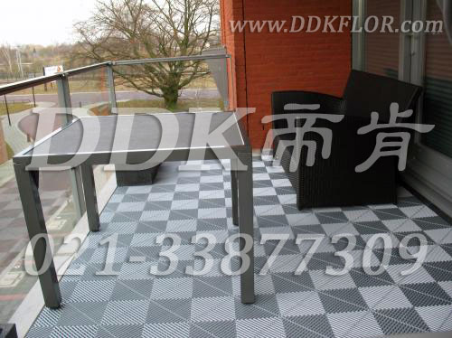 客廳陽臺之間做了隔斷，地磚是鋪成一樣的好還是分開鋪？