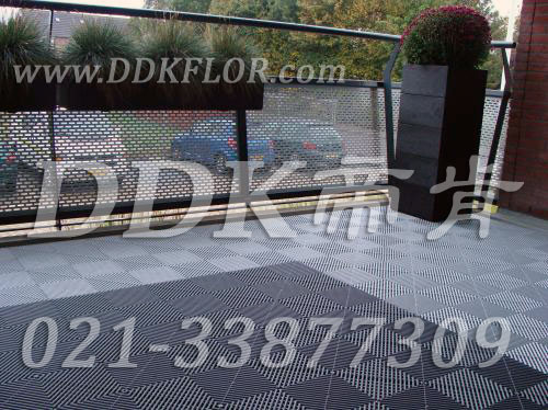 陽臺(tái)鋪灰色拼裝地板效果圖樣板圖片,帝肯(DDK)_8100_T500（露天陽臺(tái)地面材料）效果圖,別墅陽臺(tái)地板,別墅陽臺(tái)裝修,室外陽臺(tái)地板,室外陽臺(tái)磚,室外露臺(tái)地磚,室外露臺(tái)裝修,舞臺(tái)地板,陽臺(tái)地板磚,陽臺(tái)地磚裝修,陽臺(tái)戶外地板,陽臺(tái)拼裝地板,陽臺(tái)裝修,露臺(tái)地板,露臺(tái)地磚,露臺(tái)地面裝修,露臺(tái)拼接地板,露臺(tái)花園裝修,露臺(tái)防滑地板,露臺(tái)防滑地磚,頂樓露臺(tái)裝修,室外生態(tài)地板,室外環(huán)保地板,室外防腐地板