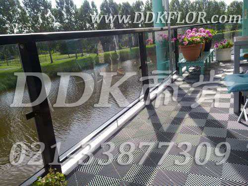 別墅大露臺(tái)裝修鋪灰色新式地磚材料樣板圖片,帝肯(DDK)_8100_T500（露天陽臺(tái)地面材料）效果圖,別墅陽臺(tái)地板,別墅陽臺(tái)裝修,室外陽臺(tái)地板,室外陽臺(tái)磚,室外露臺(tái)地磚,室外露臺(tái)裝修,舞臺(tái)地板,陽臺(tái)地板磚,陽臺(tái)地磚裝修,陽臺(tái)戶外地板,陽臺(tái)拼裝地板,陽臺(tái)裝修,露臺(tái)地板,露臺(tái)地磚,露臺(tái)地面裝修,露臺(tái)拼接地板,露臺(tái)花園裝修,露臺(tái)防滑地板,露臺(tái)防滑地磚,頂樓露臺(tái)裝修,室外生態(tài)地板,室外環(huán)保地板,室外防腐地板