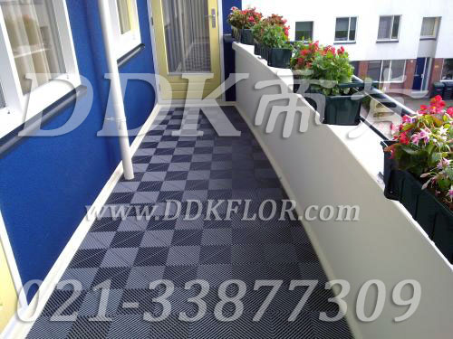 灰色_可拼式（7）_露天走廊地面用新型地板樣板圖片,帝肯(DDK)_8100_T500（露天陽臺(tái)地面材料）效果圖,走廊地板,走廊防滑墊,別墅陽臺(tái)地板,別墅陽臺(tái)裝修,室外陽臺(tái)地板,室外陽臺(tái)磚,室外露臺(tái)地磚,室外露臺(tái)裝修,舞臺(tái)地板,陽臺(tái)地板磚,陽臺(tái)地磚裝修,陽臺(tái)戶外地板,陽臺(tái)拼裝地板,陽臺(tái)裝修,露臺(tái)地板,露臺(tái)地磚,露臺(tái)地面裝修,露臺(tái)拼接地板,露臺(tái)花園裝修,露臺(tái)防滑地板,露臺(tái)防滑地磚,頂樓露臺(tái)裝修,室外生態(tài)地板,室外環(huán)保地板,室外防腐地板 
