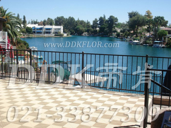 淡卡其色_室外露臺(tái)地面疏水式地磚裝修效果圖樣板圖片,帝肯(DDK)_8100_T500（露天陽臺(tái)地面材料）效果圖,別墅陽臺(tái)地板,別墅陽臺(tái)裝修,室外陽臺(tái)地板,室外陽臺(tái)磚,室外露臺(tái)地磚,室外露臺(tái)裝修,舞臺(tái)地板,陽臺(tái)地板磚,陽臺(tái)地磚裝修,陽臺(tái)戶外地板,陽臺(tái)拼裝地板,陽臺(tái)裝修,露臺(tái)地板,露臺(tái)地磚,露臺(tái)地面裝修,露臺(tái)拼接地板,露臺(tái)花園裝修,露臺(tái)防滑地板,露臺(tái)防滑地磚,頂樓露臺(tái)裝修,室外生態(tài)地板,室外環(huán)保地板,室外防腐地板