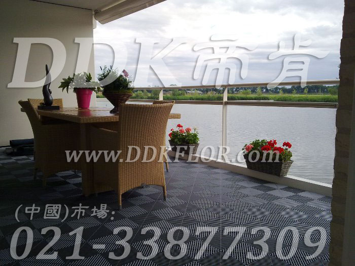 典雅全灰色陽臺(tái)餐廳地磚_樓頂花園露臺(tái)陽臺(tái)餐廳新式地磚材料樣板圖片,帝肯(DDK)_8100_T500（露天陽臺(tái)地面材料）效果圖,別墅陽臺(tái)地板,別墅陽臺(tái)裝修,室外陽臺(tái)地板,室外陽臺(tái)磚,室外露臺(tái)地磚,室外露臺(tái)裝修,舞臺(tái)地板,陽臺(tái)地板磚,陽臺(tái)地磚裝修,陽臺(tái)戶外地板,陽臺(tái)拼裝地板,陽臺(tái)裝修,露臺(tái)地板,露臺(tái)地磚,露臺(tái)地面裝修,露臺(tái)拼接地板,露臺(tái)花園裝修,露臺(tái)防滑地板,露臺(tái)防滑地磚,頂樓露臺(tái)裝修,室外生態(tài)地板,室外環(huán)保地板,室外防腐地板