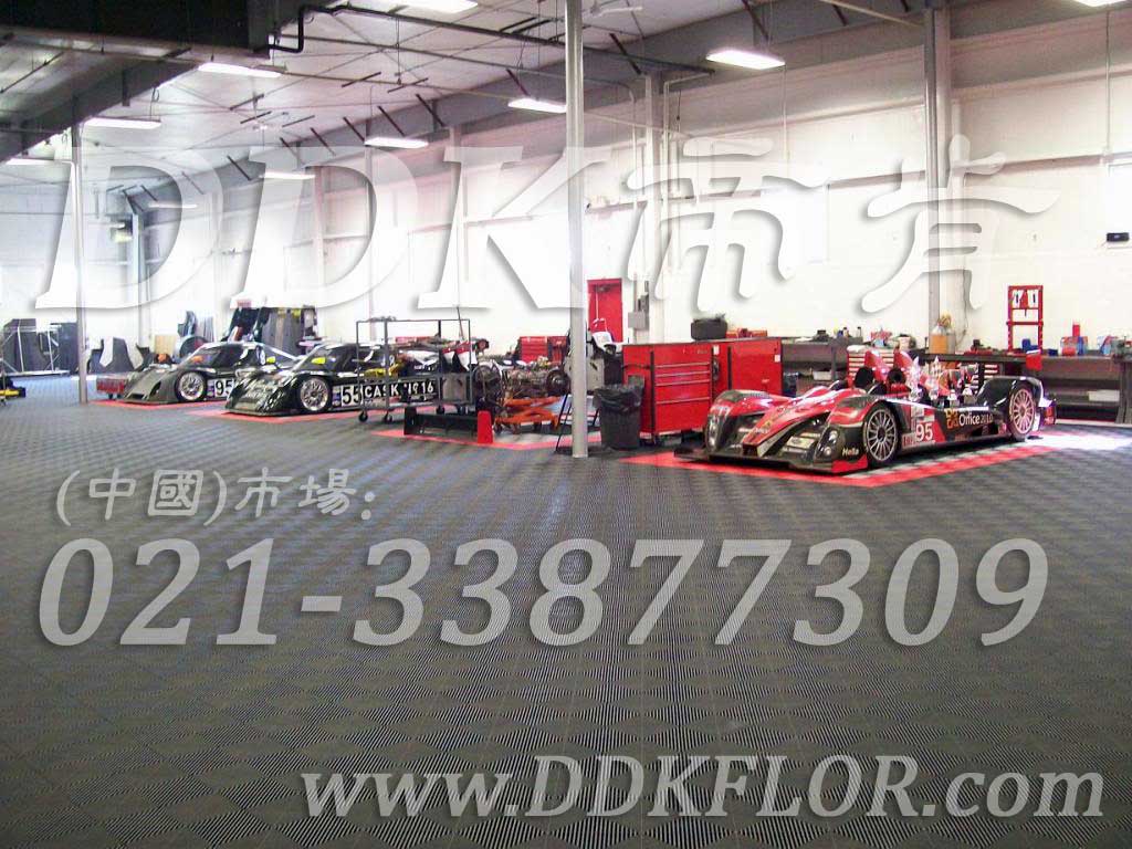 深灰色（1）_維修間地面鋪耐油抗壓新型地磚材料樣板圖片,帝肯(DDK)_8100_9979（工廠地面材料）效果圖,工廠車間地膠,維修車間地板,車間地墊,車間地板,車間地板磚,車間用地板膠,車間塑料防滑墊,車間地膠墊,車間防砸地板,車間防滑墊,車間防滑地墊,抗壓地板,抗壓地墊,耐壓地板,耐壓耐磨地毯,耐重壓地墊,防水地墊,透水地墊,透水地板膠墊,防水墊,防水地膠墊,防水防滑墊,防滑隔水墊,隔水地墊,隔水地板,隔水材料,疏水地墊,疏水板,疏水磚,疏水防滑墊,疏水防滑地墊,耐油耐水地墊,漏水防滑墊,漏水地膠,漏水地墊,疏水墊,排水地板,排水防滑墊,排水地墊,泄水型地板磚,pvc防水地墊,工業(yè)地墊,工業(yè)地板,工業(yè)地板膠,工業(yè)地磚,工業(yè)地膠,工廠走道地墊,工廠地墊,工業(yè)防滑墊,工業(yè)防滑地板,工業(yè)防滑地墊,工業(yè)走道地墊,工業(yè)耐油地墊,工業(yè)用格柵地墊,工廠用塑料地板,工廠地膠,工廠地板膠,工廠地板,工廠塑膠地板,pvc工業(yè)地板,廠房地板材料,廠房地膠,廠房防滑地膠,pvc承重地板,重型防滑耐油墊,塑料拼裝地板,塑料拼接地板,拼接式地墊,拼接地板,拼接式防滑墊,拼裝地墊,拼裝地板,拼裝地膠,防滑拼墊,耐酸堿地墊,耐酸堿防腐蝕膠墊,防酸堿地膠墊,網(wǎng)孔地墊,網(wǎng)格地板,網(wǎng)格防滑墊,網(wǎng)狀防滑墊,塑料網(wǎng)格扳,塑料網(wǎng)格防滑地墊,塑料防滑網(wǎng)格墊,防滑塑料網(wǎng)格