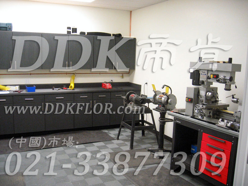 深灰色（4）_維修間地面鋪耐油抗壓新型地磚材料樣板圖片,帝肯(DDK)_8100_9979（工廠地面材料）效果圖,工廠車間地膠,維修車間地板,車間地墊,車間地板,車間地板磚,車間用地板膠,車間塑料防滑墊,車間地膠墊,車間防砸地板,車間防滑墊,車間防滑地墊,抗壓地板,抗壓地墊,耐壓地板,耐壓耐磨地毯,耐重壓地墊,防水地墊,透水地墊,透水地板膠墊,防水墊,防水地膠墊,防水防滑墊,防滑隔水墊,隔水地墊,隔水地板,隔水材料,疏水地墊,疏水板,疏水磚,疏水防滑墊,疏水防滑地墊,耐油耐水地墊,漏水防滑墊,漏水地膠,漏水地墊,疏水墊,排水地板,排水防滑墊,排水地墊,泄水型地板磚,pvc防水地墊,工業(yè)地墊,工業(yè)地板,工業(yè)地板膠,工業(yè)地磚,工業(yè)地膠,工廠走道地墊,工廠地墊,工業(yè)防滑墊,工業(yè)防滑地板,工業(yè)防滑地墊,工業(yè)走道地墊,工業(yè)耐油地墊,工業(yè)用格柵地墊,工廠用塑料地板,工廠地膠,工廠地板膠,工廠地板,工廠塑膠地板,pvc工業(yè)地板,廠房地板材料,廠房地膠,廠房防滑地膠,pvc承重地板,重型防滑耐油墊,塑料拼裝地板,塑料拼接地板,拼接式地墊,拼接地板,拼接式防滑墊,拼裝地墊,拼裝地板,拼裝地膠,防滑拼墊,耐酸堿地墊,耐酸堿防腐蝕膠墊,防酸堿地膠墊,網(wǎng)孔地墊,網(wǎng)格地板,網(wǎng)格防滑墊,網(wǎng)狀防滑墊,塑料網(wǎng)格扳,塑料網(wǎng)格防滑地墊,塑料防滑網(wǎng)格墊,防滑塑料網(wǎng)格