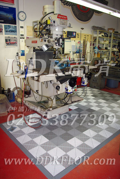 灰色組合拼裝（1）_機(jī)器加工車間地面鋪耐油抗壓防滑材料樣板圖片,帝肯(DDK)_8100_9979（工廠地面材料）效果圖,工廠車間地膠,維修車間地板,車間地墊,車間地板,車間地板磚,車間用地板膠,車間塑料防滑墊,車間地膠墊,車間防砸地板,車間防滑墊,車間防滑地墊,抗壓地板,抗壓地墊,耐壓地板,耐壓耐磨地毯,耐重壓地墊,防水地墊,透水地墊,透水地板膠墊,防水墊,防水地膠墊,防水防滑墊,防滑隔水墊,隔水地墊,隔水地板,隔水材料,疏水地墊,疏水板,疏水磚,疏水防滑墊,疏水防滑地墊,耐油耐水地墊,漏水防滑墊,漏水地膠,漏水地墊,疏水墊,排水地板,排水防滑墊,排水地墊,泄水型地板磚,pvc防水地墊,工業(yè)地墊,工業(yè)地板,工業(yè)地板膠,工業(yè)地磚,工業(yè)地膠,工廠走道地墊,工廠地墊,工業(yè)防滑墊,工業(yè)防滑地板,工業(yè)防滑地墊,工業(yè)走道地墊,工業(yè)耐油地墊,工業(yè)用格柵地墊,工廠用塑料地板,工廠地膠,工廠地板膠,工廠地板,工廠塑膠地板,pvc工業(yè)地板,廠房地板材料,廠房地膠,廠房防滑地膠,pvc承重地板,重型防滑耐油墊,塑料拼裝地板,塑料拼接地板,拼接式地墊,拼接地板,拼接式防滑墊,拼裝地墊,拼裝地板,拼裝地膠,防滑拼墊,耐酸堿地墊,耐酸堿防腐蝕膠墊,防酸堿地膠墊,網(wǎng)孔地墊,網(wǎng)格地板,網(wǎng)格防滑墊,網(wǎng)狀防滑墊,塑料網(wǎng)格扳,塑料網(wǎng)格防滑地墊,塑料防滑網(wǎng)格墊,防滑塑料網(wǎng)格