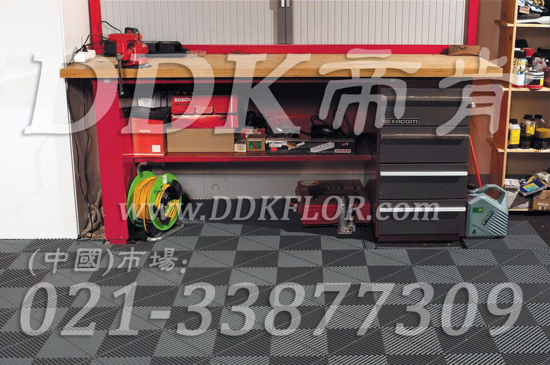 深灰色（7）_機(jī)器維修車間地面鋪耐油抗壓新型地磚材料樣板圖片,帝肯(DDK)_8100_9979（工廠地面材料）效果圖,工廠車間地膠,維修車間地板,車間地墊,車間地板,車間地板磚,車間用地板膠,車間塑料防滑墊,車間地膠墊,車間防砸地板,車間防滑墊,車間防滑地墊,抗壓地板,抗壓地墊,耐壓地板,耐壓耐磨地毯,耐重壓地墊,防水地墊,透水地墊,透水地板膠墊,防水墊,防水地膠墊,防水防滑墊,防滑隔水墊,隔水地墊,隔水地板,隔水材料,疏水地墊,疏水板,疏水磚,疏水防滑墊,疏水防滑地墊,耐油耐水地墊,漏水防滑墊,漏水地膠,漏水地墊,疏水墊,排水地板,排水防滑墊,排水地墊,泄水型地板磚,pvc防水地墊,工業(yè)地墊,工業(yè)地板,工業(yè)地板膠,工業(yè)地磚,工業(yè)地膠,工廠走道地墊,工廠地墊,工業(yè)防滑墊,工業(yè)防滑地板,工業(yè)防滑地墊,工業(yè)走道地墊,工業(yè)耐油地墊,工業(yè)用格柵地墊,工廠用塑料地板,工廠地膠,工廠地板膠,工廠地板,工廠塑膠地板,pvc工業(yè)地板,廠房地板材料,廠房地膠,廠房防滑地膠,pvc承重地板,重型防滑耐油墊,塑料拼裝地板,塑料拼接地板,拼接式地墊,拼接地板,拼接式防滑墊,拼裝地墊,拼裝地板,拼裝地膠,防滑拼墊,耐酸堿地墊,耐酸堿防腐蝕膠墊,防酸堿地膠墊,網(wǎng)孔地墊,網(wǎng)格地板,網(wǎng)格防滑墊,網(wǎng)狀防滑墊,塑料網(wǎng)格扳,塑料網(wǎng)格防滑地墊,塑料防滑網(wǎng)格墊,防滑塑料網(wǎng)格