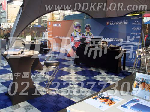 藍(lán)色+白色組合安裝_ 戶外展覽展示地板材料（6）樣板圖片,帝肯(DDK)_8100_680（展覽地面地板材料）效果圖,會(huì)展地板,展會(huì)地板,展會(huì)地膠,展廳塑料格柵,可拼接展會(huì)塑膠地板,展銷(xiāo)會(huì)專用地板,