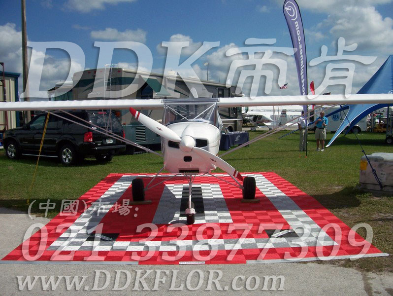 紅色+白色+黑色組合安裝（9）_ 戶外展覽展示地板材料樣板圖片,帝肯(DDK)_8100_680（展覽地面地板材料）效果圖,會展地板,展會地板,展會地膠,展廳塑料格柵,可拼接展會塑膠地板,展銷會專用地板,草坪保護(hù)板,草坪地板,草坪專用蓋板