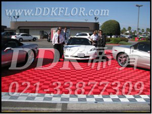 紅灰相間_戶外車展地面地膠鋪設(shè)材料樣板圖片,帝肯(DDK)_8100_680（展覽地面地板材料）效果圖,汽車展臺,汽車展示地墊,車型展示板,車展地板,車展地膠,汽車展廳地板,會展地板,展會地板,展會地膠,展廳塑料格柵,可拼接展會塑膠地板,展銷會專用地板,草坪保護板,草坪地板,草坪專用蓋板