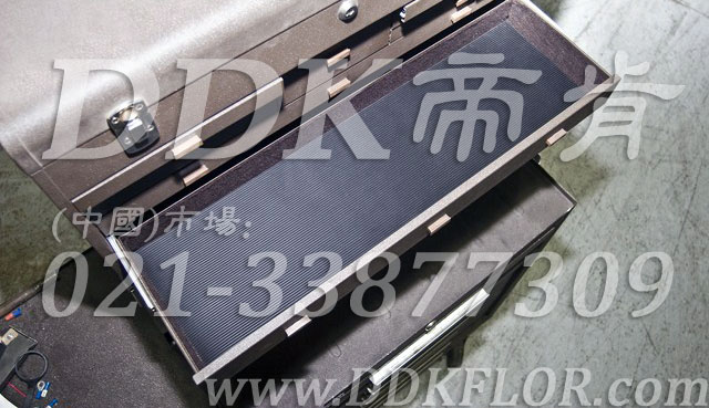 卷材黑色（9）_工廠車間用防滑耐磨地毯樣板圖片,帝肯(DDK)_S450_9979（工業(yè)車間地面防滑材料）效果圖,廠房地毯,廠房地膠,過道地毯,過道地墊,過道防滑墊,工廠車間地板革,維修車間地板,車間地墊,車間地毯,車間地膠墊,車間地面膠皮,車間塑料防滑墊,車間用地板膠,車間防滑地墊,車間防滑墊,車間防砸地板,工廠車間地膠,工業(yè)地毯,工業(yè)地膠,工業(yè)塑料地毯,工業(yè)地墊,工業(yè)地板膠,工業(yè)地板革,工業(yè)耐油地墊,工業(yè)走道地墊,工業(yè)防滑地毯,工業(yè)防滑墊,工廠地墊,工廠地毯,工廠地膠,工廠走道地墊,工業(yè)抗疲勞防滑墊,走道地墊,走道地毯,走道墊,塑料防滑地毯,橡膠地毯,耐壓耐磨地毯,走廊地毯,防滑地毯,防污地毯,防滑毯,防水地毯,防噪聲地毯,通道地毯,經(jīng)濟(jì)型抗疲勞地墊,抗疲勞腳墊,抗疲勞地毯,防疲勞地膠,防疲勞地毯,耐磨地膠,工廠用橡膠地墊,工廠防滑地墊,工廠防滑墊,pvc防滑地毯,pvc防滑地膠,PVC地毯,pvc地膠,pvc塑料地毯,pvc塑膠地毯,流水線地墊
