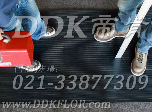 卷材黑色（18）_工廠車間用防滑耐磨地毯樣板圖片,帝肯(DDK)_S450_9979（工業(yè)車間地面防滑材料）效果圖,廠房地毯,廠房地膠,過道地毯,過道地墊,過道防滑墊,工廠車間地板革,維修車間地板,車間地墊,車間地毯,車間地膠墊,車間地面膠皮,車間塑料防滑墊,車間用地板膠,車間防滑地墊,車間防滑墊,車間防砸地板,工廠車間地膠,工業(yè)地毯,工業(yè)地膠,工業(yè)塑料地毯,工業(yè)地墊,工業(yè)地板膠,工業(yè)地板革,工業(yè)耐油地墊,工業(yè)走道地墊,工業(yè)防滑地毯,工業(yè)防滑墊,工廠地墊,工廠地毯,工廠地膠,工廠走道地墊,工業(yè)抗疲勞防滑墊,走道地墊,走道地毯,走道墊,塑料防滑地毯,橡膠地毯,耐壓耐磨地毯,走廊地毯,防滑地毯,防污地毯,防滑毯,防水地毯,防噪聲地毯,通道地毯,經(jīng)濟(jì)型抗疲勞地墊,抗疲勞腳墊,抗疲勞地毯,防疲勞地膠,防疲勞地毯,耐磨地膠,工廠用橡膠地墊,工廠防滑地墊,工廠防滑墊,pvc防滑地毯,pvc防滑地膠,PVC地毯,pvc地膠,pvc塑料地毯,pvc塑膠地毯,流水線地墊