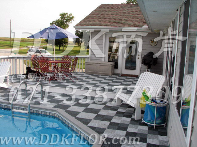 室外花園及泳池四周地面防滑塑膠地磚材料（4）_藍(lán)色灰白相拼組合樣板圖片,帝肯(DDK)_8100_339（游泳池防滑地磚材料）效果圖,入戶花園地板,入戶花園地面,戶外花園地板,戶外花園地磚,室外花園地磚,露臺(tái)花園裝修,花園地板磚,花園戶外地板,泳池地膠,泳池防滑地墊,泳池防滑地毯,游泳池防滑墊,游泳池防滑地膠,游泳池地墊