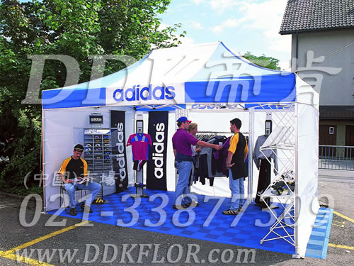 藍(lán)色組合安裝(19)_阿迪達(dá)斯產(chǎn)品戶外展覽展會(huì)帳篷地面地板材料樣板圖片,帝肯(DDK)_8100_680(展覽地面地板材料)效果圖 藍(lán)色組合安裝(19)_阿迪達(dá)斯產(chǎn)品戶外展覽展會(huì)帳篷地面地板材料樣板圖片,帝肯(DDK)_8100_680(展覽地面地板材料)效果圖,會(huì)展地板,可拼接展會(huì)塑膠地板,展會(huì)地板,展會(huì)地膠,展廳塑料格柵,展廳展車(chē)地墊,展臺(tái)地板,展銷(xiāo)會(huì)專用地板