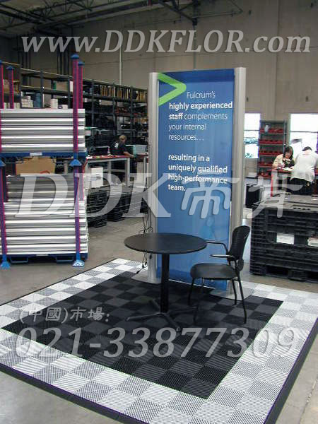 淺灰組合安裝(32)_展覽展銷(xiāo)會(huì)活動(dòng)接待區(qū)地面地板鋪裝材料樣板圖片,帝肯(DDK)_8100_680(展覽地面地板材料)效果圖, 淺灰組合安裝(32)_展覽展銷(xiāo)會(huì)活動(dòng)接待區(qū)地面地板鋪裝材料樣板圖片,帝肯(DDK)_8100_680(展覽地面地板材料)效果圖,會(huì)展地板,可拼接展會(huì)塑膠地板,展會(huì)地板,展會(huì)地膠,展廳塑料格柵,展廳展車(chē)地墊,展臺(tái)地板,展銷(xiāo)會(huì)專用地板