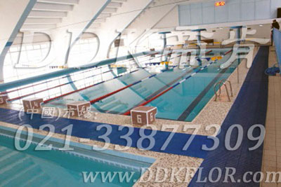 藍(lán)色_直條紋_游泳館池邊濾水防滑地毯（12）樣板圖片,帝肯(DDK)_1900_339（游泳池地面防滑材料）效果圖，泳池地膠,泳池防滑地墊,泳池防滑地毯,游泳池防滑墊,游泳池防滑地膠,游泳池地墊,浴室pvc格柵地板,浴室地墊,浴室地板,浴室地板磚,浴室地毯,浴室地磚,浴室墊,浴室防滑地墊,浴室防滑地磚,浴室防滑地膠,浴室防滑墊,浴室防滑疏水磚,浴池防滑地墊,浴池防滑墊,衛(wèi)生間地墊,衛(wèi)生間防滑地毯,衛(wèi)浴防滑墊,衛(wèi)生間地板隔水墊,衛(wèi)生間地膠,衛(wèi)生間塑料地板,衛(wèi)生間防水地墊,衛(wèi)生間防水墊,衛(wèi)生間防滑地墊,衛(wèi)生間防滑墊,廁所防滑墊,洗浴防滑墊,淋浴房防滑墊