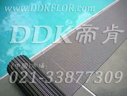 經(jīng)典灰色_直條紋_游泳館池邊濾水防滑地毯（14）樣板圖片,帝肯(DDK)_1900_339（游泳池地面防滑材料）效果圖，泳池地膠,泳池防滑地墊,泳池防滑地毯,游泳池防滑墊,游泳池防滑地膠,游泳池地墊,浴室pvc格柵地板,浴室地墊,浴室地板,浴室地板磚,浴室地毯,浴室地磚,浴室墊,浴室防滑地墊,浴室防滑地磚,浴室防滑地膠,浴室防滑墊,浴室防滑疏水磚,浴池防滑地墊,浴池防滑墊,衛(wèi)生間地墊,衛(wèi)生間防滑地毯,衛(wèi)浴防滑墊,衛(wèi)生間地板隔水墊,衛(wèi)生間地膠,衛(wèi)生間塑料地板,衛(wèi)生間防水地墊,衛(wèi)生間防水墊,衛(wèi)生間防滑地墊,衛(wèi)生間防滑墊,廁所防滑墊,洗浴防滑墊,淋浴房防滑墊