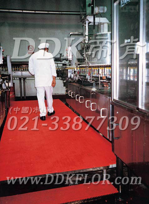 紅色_工業(yè)地面耐油防滑毯（1）樣板圖片,帝肯(DDK)_1900_9979（工業(yè)地面鋪地材料）效果圖，工業(yè)地墊,工業(yè)地板膠,工業(yè)地板革,工業(yè)地毯,工業(yè)地膠,工業(yè)塑料地毯,工業(yè)塑膠地板,工業(yè)抗疲勞地墊,工業(yè)抗疲勞防滑墊,工業(yè)橡膠地板,工業(yè)用格柵地墊,工業(yè)耐油地墊,工業(yè)走道地墊,工業(yè)防滑地墊,工業(yè)防滑地毯,工業(yè)防滑墊,工廠地墊,工廠地板膠,工廠地毯,工廠地膠,工廠塑膠地板,工廠用橡膠地墊,工廠走道地墊,工廠用塑料地板,工廠車間地板革,工廠車間地膠,工廠防滑地墊,工廠防滑墊,帶孔防滑墊,多孔防滑地墊,多孔橡膠墊,耐油工業(yè)橡膠墊,車間地墊,車間防滑地墊,車間防滑墊,車間地面膠皮,車間地膠墊,車間地毯,車間塑料防滑墊,車間塑膠地板,抗疲勞地毯,抗疲勞墊,抗疲勞腳墊,疏水型抗疲勞地墊,經(jīng)濟(jì)型抗疲勞地墊,防疲勞墊,防疲勞地膠,防疲勞地毯,防疲勞地墊,防疲勞腳墊,廠房防滑地膠,廠房地板材料,廠房地膠,廠房地毯,z字型疏水墊,疏水防滑墊,漏水橡膠墊,漏水地膠,漏水防滑墊,耐油耐水地墊,茶水間防滑地墊,防水地毯,透水地墊,透水地板膠墊,隔水材料,疏水地毯,疏水地席