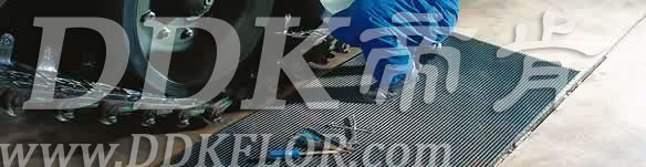 灰色_車間地面防滑防護(hù)網(wǎng)格毯（4）樣板圖片,帝肯(DDK)_1900_9979（工業(yè)地面鋪地材料）效果圖，工業(yè)地墊,工業(yè)地板膠,工業(yè)地板革,工業(yè)地毯,工業(yè)地膠,工業(yè)塑料地毯,工業(yè)塑膠地板,工業(yè)抗疲勞地墊,工業(yè)抗疲勞防滑墊,工業(yè)橡膠地板,工業(yè)用格柵地墊,工業(yè)耐油地墊,工業(yè)走道地墊,工業(yè)防滑地墊,工業(yè)防滑地毯,工業(yè)防滑墊,工廠地墊,工廠地板膠,工廠地毯,工廠地膠,工廠塑膠地板,工廠用橡膠地墊,工廠走道地墊,工廠用塑料地板,工廠車間地板革,工廠車間地膠,工廠防滑地墊,工廠防滑墊,帶孔防滑墊,多孔防滑地墊,多孔橡膠墊,耐油工業(yè)橡膠墊,車間地墊,車間防滑地墊,車間防滑墊,車間地面膠皮,車間地膠墊,車間地毯,車間塑料防滑墊,車間塑膠地板,抗疲勞地毯,抗疲勞墊,抗疲勞腳墊,疏水型抗疲勞地墊,經(jīng)濟(jì)型抗疲勞地墊,防疲勞墊,防疲勞地膠,防疲勞地毯,防疲勞地墊,防疲勞腳墊,廠房防滑地膠,廠房地板材料,廠房地膠,廠房地毯,z字型疏水墊,疏水防滑墊,漏水橡膠墊,漏水地膠,漏水防滑墊,耐油耐水地墊,茶水間防滑地墊,防水地毯,透水地墊,透水地板膠墊,隔水材料,疏水地毯,疏水地席