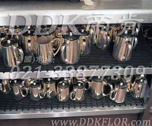 深灰色_廚房器皿間層架防滑防護(hù)直紋網(wǎng)格毯（4）樣板圖片,帝肯(DDK)_1900_798（食堂餐廳廚房防滑材料）效果圖，臺(tái)墊,廚房地墊,廚房地毯,廚房地膠,廚房防滑地墊,廚房防滑地毯,廚房防滑地磚,廚房防滑墊,后廚用輸水墊,餐廳廚房專用地毯,餐廳防滑地墊,食堂專用防滑地毯,食堂用防滑地墊,食堂防滑墊,