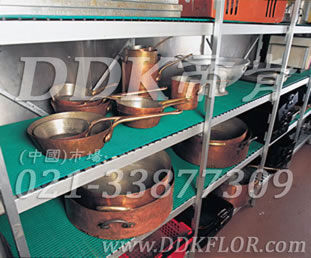 綠色_廚房器皿間層架防滑防護(hù)直紋網(wǎng)格毯（5）樣板圖片,帝肯(DDK)_1900_798（食堂餐廳廚房防滑材料）效果圖，臺(tái)墊,廚房地墊,廚房地毯,廚房地膠,廚房防滑地墊,廚房防滑地毯,廚房防滑地磚,廚房防滑墊,后廚用輸水墊,餐廳廚房專用地毯,餐廳防滑地墊,食堂專用防滑地毯,食堂用防滑地墊,食堂防滑墊,