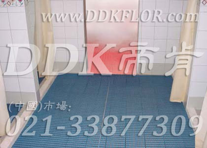 青綠色_桑拿浴池地面通道防滑防護(hù)直紋網(wǎng)格毯（16）樣板圖片,帝肯(DDK)_1900_337（浴室及更衣間地面防滑材料）效果圖，浴室地墊,浴室地板,浴室地板磚,浴室地毯,浴室地磚,浴室墊,浴室防滑地墊,浴室防滑地磚,浴室防滑地膠,浴室防滑墊,浴室防滑疏水磚,浴池防滑地墊,浴池防滑墊,淋浴房防滑墊,衛(wèi)浴防滑墊,浴室pvc格柵地板