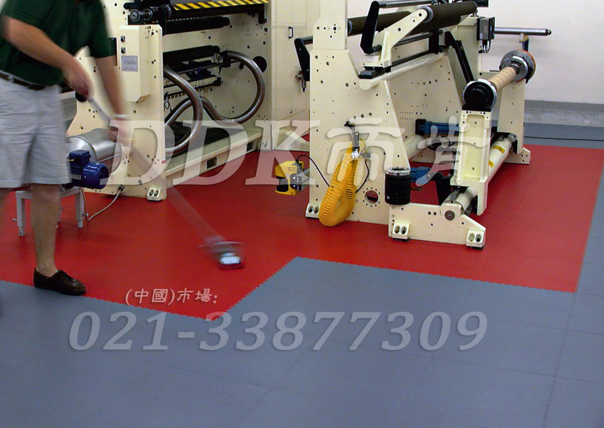 紅+灰色地板_工廠車間機(jī)器地面耐壓材料鋪裝樣板圖片,帝肯(DDK)_2000_9979(工業(yè)廠房車間地面材料)效果圖,庫房地板,廠房地板材料,廠房地膠,廠房塑膠地板,廠房防滑地膠,維修車間地板,安全通道用地板,工業(yè)pvc地板,pvc工業(yè)地板,工業(yè)地板磚,工業(yè)地板,工業(yè)地板膠,工業(yè)地膠,工業(yè)塑膠地板,工業(yè)橡膠地板,工業(yè)防滑墊,pvc承重地板,耐重壓地板,工廠車間地膠,工廠車間地板革,車間pvc地板,車間塑膠地板,車間用地板膠,車間地板磚,車間地板,車間防砸地板,車間地膠墊,車間地面膠皮,倉庫防潮地膠,倉庫地板,防潮地板,防潮板,塑料拼裝地板,塑料拼接地板,塑料橡膠地毯,塑料地板