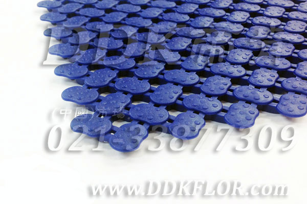 牛津藍色_橢圓表面_互扣式網(wǎng)孔防滑地膠（3）樣板圖片，帝肯(DDK)_8200（ODL|達喜）效果圖，工業(yè)用格柵地墊,浴室pvc格柵地板,柵格地墊,排水地墊,pvc防水地墊,塑膠透水地板,衛(wèi)生間地板隔水墊,衛(wèi)生間地墊,衛(wèi)浴防滑墊,衛(wèi)生間防水地墊,衛(wèi)生間防滑地墊,衛(wèi)生間防滑墊,衛(wèi)生間地膠,漏水地墊,漏水地膠,排水防滑墊,排水地板,疏水墊,疏水板,疏水磚,疏水防滑地墊,疏水防滑墊,耐油耐水地墊,漏水防滑墊,疏水地墊,疏水地毯,疏水地席,浴室防滑疏水磚,透水地墊,透水地板膠墊,透水防滑塑膠地墊,防水地墊,防水地毯,防水地膠墊,防水墊,防水防滑墊,防滑隔水墊,隔水地墊,隔水地板,隔水材料,泄水型地板磚,PVC拼接地墊,塑料拼接地板,拼接式防滑墊,拼接式地墊,拼裝地墊,拼裝地膠,防滑拼墊,泳池地膠,泳池防滑地墊,泳池防滑地毯,洗手間地墊,洗手間防滑地毯,洗手間防滑墊,洗浴防滑墊,洗澡間防滑墊,游泳池地墊,游泳池防滑地膠,游泳池防滑墊,游泳館防滑墊,浴池防滑地墊,浴池防滑墊,浴室防滑地墊,浴室防滑地磚,浴室防滑地膠,浴室防滑墊,浴室地墊,浴室地板,浴室地板磚,浴室地毯,浴室地磚,浴室墊,淋浴房防滑墊