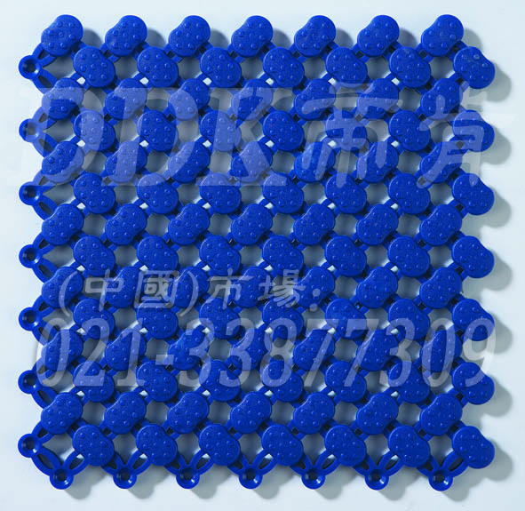 青藍色_橢圓表面_互扣式網(wǎng)孔防滑地膠（8）樣板圖片，帝肯(DDK)_8200（ODL|達喜）效果圖，工業(yè)用格柵地墊,浴室pvc格柵地板,柵格地墊,排水地墊,pvc防水地墊,塑膠透水地板,衛(wèi)生間地板隔水墊,衛(wèi)生間地墊,衛(wèi)浴防滑墊,衛(wèi)生間防水地墊,衛(wèi)生間防滑地墊,衛(wèi)生間防滑墊,衛(wèi)生間地膠,漏水地墊,漏水地膠,排水防滑墊,排水地板,疏水墊,疏水板,疏水磚,疏水防滑地墊,疏水防滑墊,耐油耐水地墊,漏水防滑墊,疏水地墊,疏水地毯,疏水地席,浴室防滑疏水磚,透水地墊,透水地板膠墊,透水防滑塑膠地墊,防水地墊,防水地毯,防水地膠墊,防水墊,防水防滑墊,防滑隔水墊,隔水地墊,隔水地板,隔水材料,泄水型地板磚,PVC拼接地墊,塑料拼接地板,拼接式防滑墊,拼接式地墊,拼裝地墊,拼裝地膠,防滑拼墊,泳池地膠,泳池防滑地墊,泳池防滑地毯,洗手間地墊,洗手間防滑地毯,洗手間防滑墊,洗浴防滑墊,洗澡間防滑墊,游泳池地墊,游泳池防滑地膠,游泳池防滑墊,游泳館防滑墊,浴池防滑地墊,浴池防滑墊,浴室防滑地墊,浴室防滑地磚,浴室防滑地膠,浴室防滑墊,浴室地墊,浴室地板,浴室地板磚,浴室地毯,浴室地磚,浴室墊,淋浴房防滑墊
