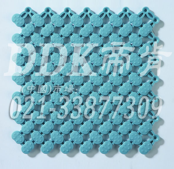 水藍色_橢圓表面_互扣式網(wǎng)孔防滑地膠（9）樣板圖片，帝肯(DDK)_8200（ODL|達喜）效果圖，工業(yè)用格柵地墊,浴室pvc格柵地板,柵格地墊,排水地墊,pvc防水地墊,塑膠透水地板,衛(wèi)生間地板隔水墊,衛(wèi)生間地墊,衛(wèi)浴防滑墊,衛(wèi)生間防水地墊,衛(wèi)生間防滑地墊,衛(wèi)生間防滑墊,衛(wèi)生間地膠,漏水地墊,漏水地膠,排水防滑墊,排水地板,疏水墊,疏水板,疏水磚,疏水防滑地墊,疏水防滑墊,耐油耐水地墊,漏水防滑墊,疏水地墊,疏水地毯,疏水地席,浴室防滑疏水磚,透水地墊,透水地板膠墊,透水防滑塑膠地墊,防水地墊,防水地毯,防水地膠墊,防水墊,防水防滑墊,防滑隔水墊,隔水地墊,隔水地板,隔水材料,泄水型地板磚,PVC拼接地墊,塑料拼接地板,拼接式防滑墊,拼接式地墊,拼裝地墊,拼裝地膠,防滑拼墊,泳池地膠,泳池防滑地墊,泳池防滑地毯,洗手間地墊,洗手間防滑地毯,洗手間防滑墊,洗浴防滑墊,洗澡間防滑墊,游泳池地墊,游泳池防滑地膠,游泳池防滑墊,游泳館防滑墊,浴池防滑地墊,浴池防滑墊,浴室防滑地墊,浴室防滑地磚,浴室防滑地膠,浴室防滑墊,浴室地墊,浴室地板,浴室地板磚,浴室地毯,浴室地磚,浴室墊,淋浴房防滑墊