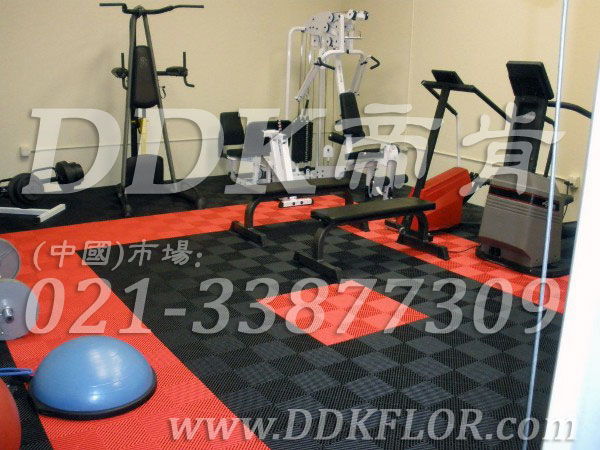 健身房器械區(qū)地面鋪裝材料（4）_橙紅加黑灰組合樣板圖片,帝肯(DDK)_8100_3020（地下室健身房地面地板材料）效果圖,健身房pvc塑膠地板,健身房地墊,健身房地板,健身房地板膠,健身房地毯,健身房地膠,健身房橡膠地板,健身房防震地墊,運(yùn)動(dòng)地墊,運(yùn)動(dòng)地板,運(yùn)動(dòng)地膠