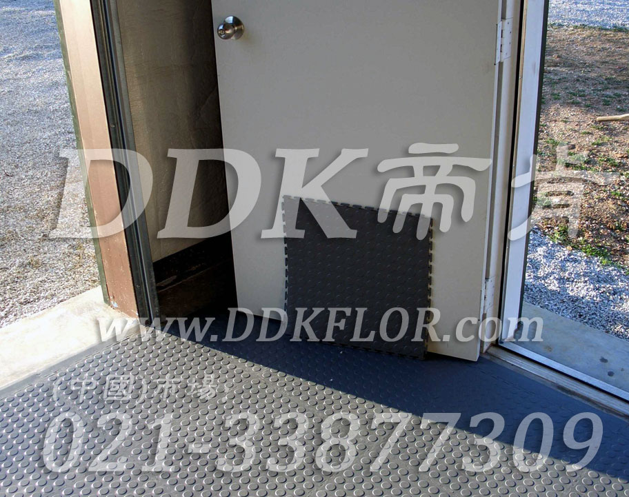 私家車庫(kù)裝修車庫(kù)地坪地面材料（9）_灰色圓點(diǎn)防滑表面車庫(kù)地板樣板圖片,帝肯(DDK)_2000_C618（地下車庫(kù)地面材料）效果圖,別墅私家車庫(kù)裝修,車庫(kù)pvc地板,車庫(kù)地坪,車庫(kù)地墊,車庫(kù)地板,車庫(kù)地膠,車庫(kù)塑料地毯,車庫(kù)塑膠地板,車庫(kù)防滑墊,停車場(chǎng)防滑墊